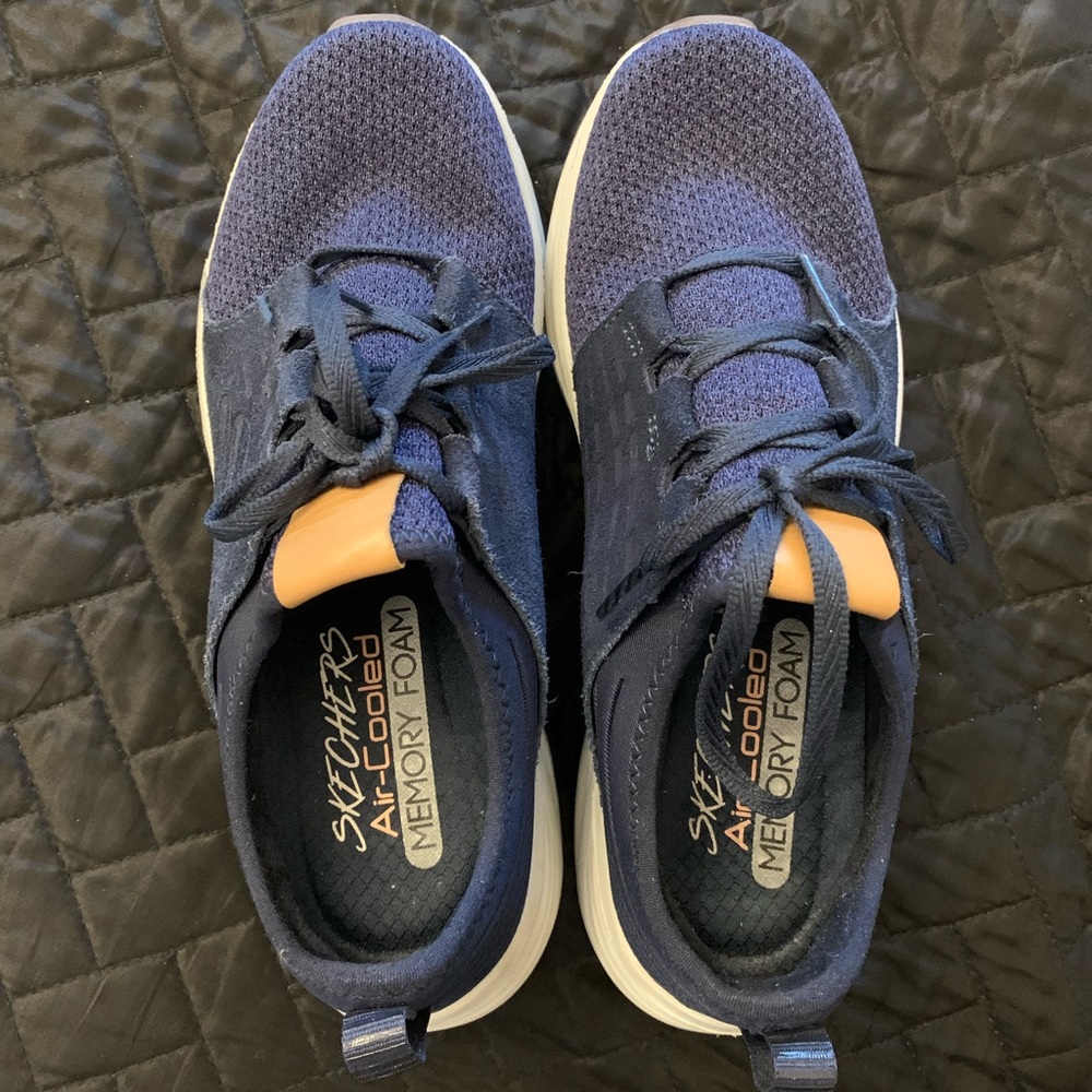 Womens navy Skechers. Size 7.5 great condition.